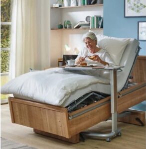 Plejeseng med sengebord